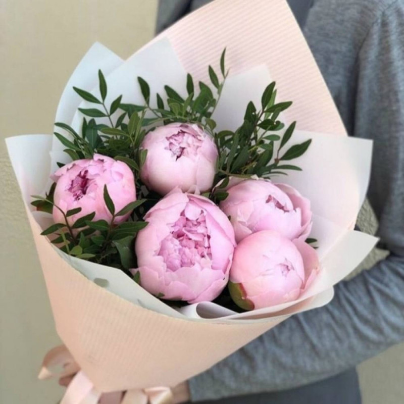 Bouquet of 5 peonies with greenery, standart