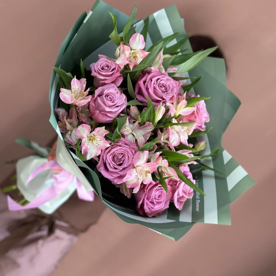 Bouquet of roses and alstroemerias, vendor code: 333090155, hand 