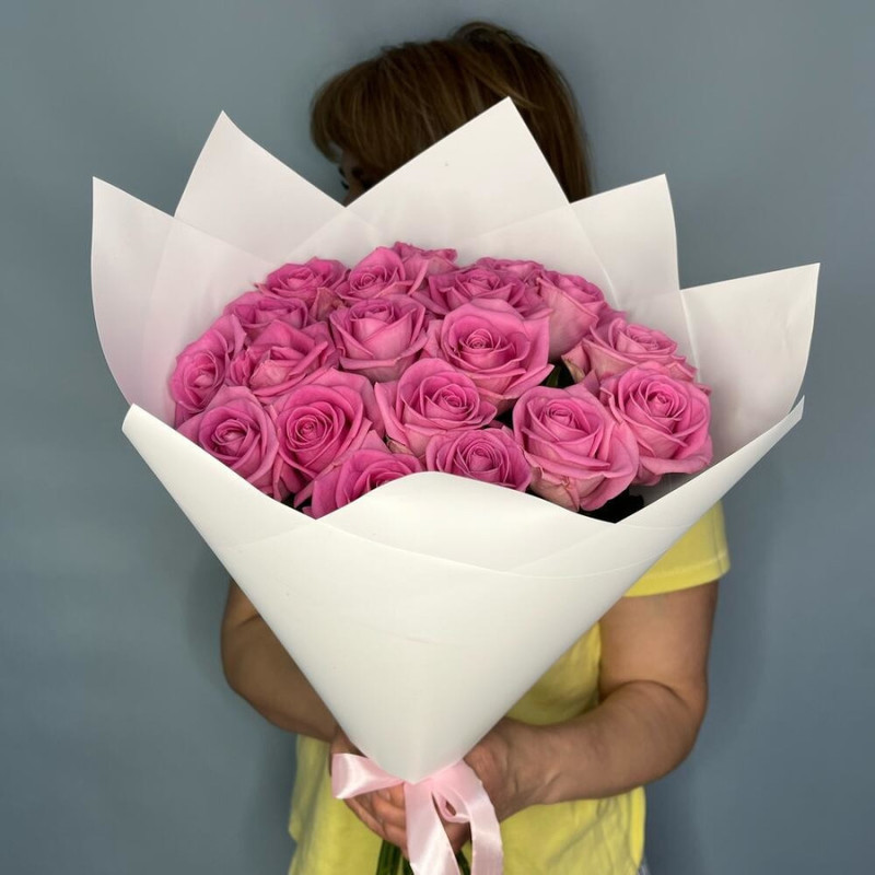Букет из 15 розовых кустовых роз в дизайнерском оформлении 50 см, стандартный
