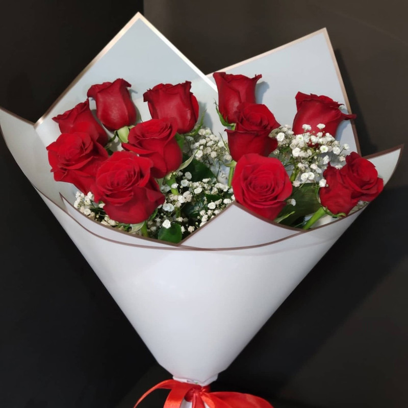 Red roses with gypsophila, standart