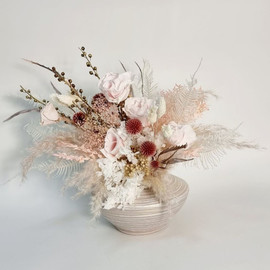 Composition of dried flowers in lilac tones