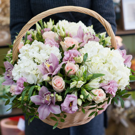 Basket with flowers "Djuli"