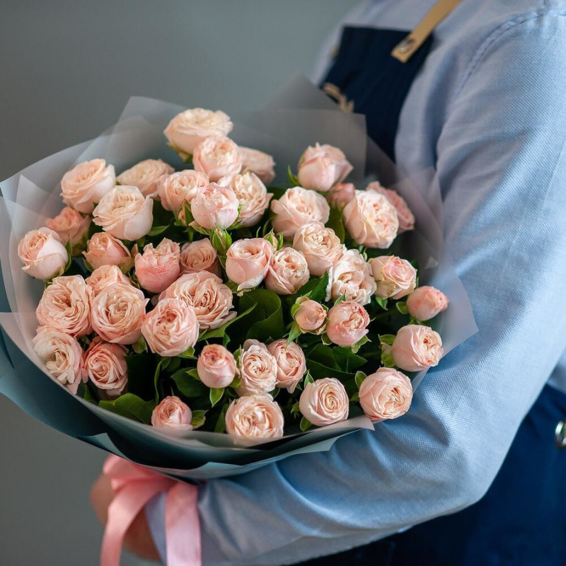 Bouquet of delicate spray roses, standart