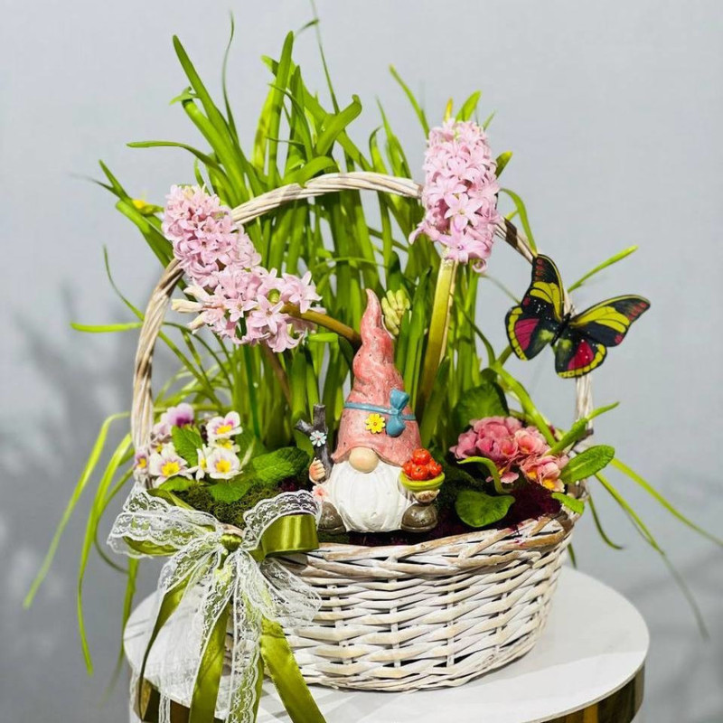 Spring mini garden in a basket, standart