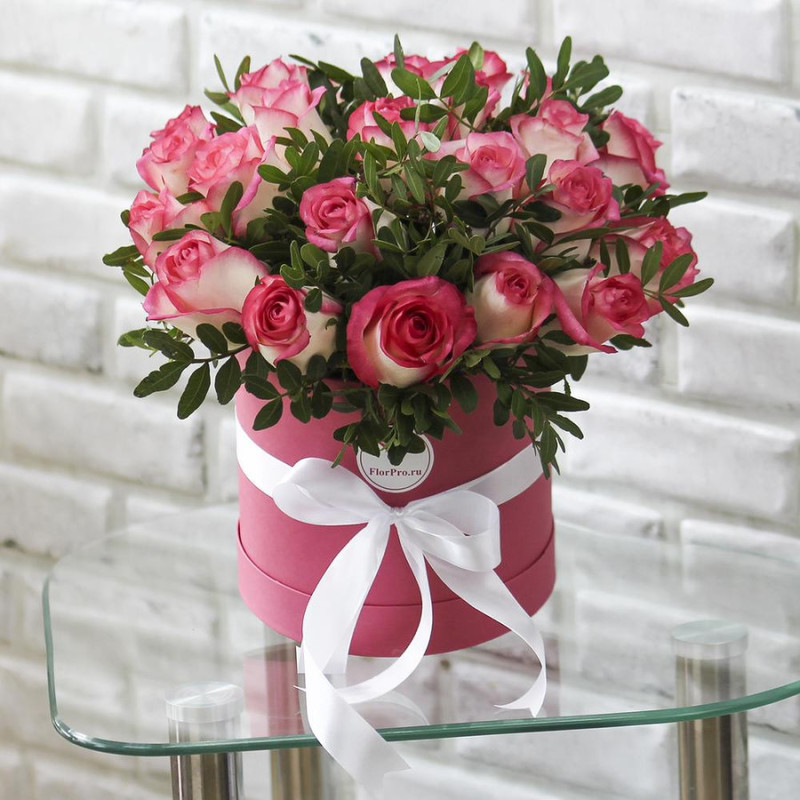 Bouquet of 25 pink roses Jumilia in a box, standart