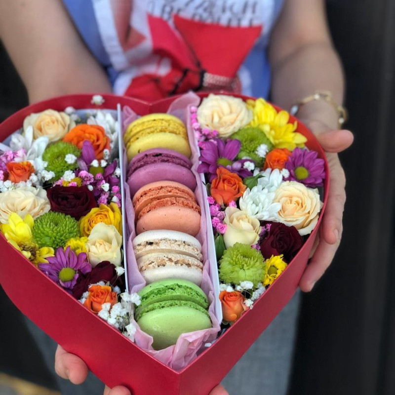 Macaroons and flowers in the heart, standart
