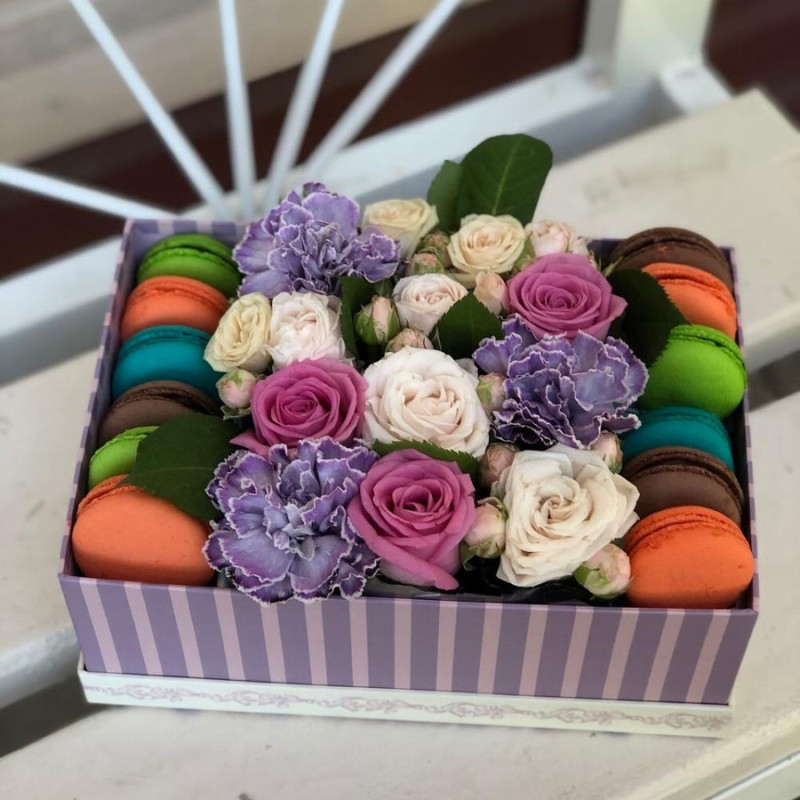 Box of 12 Macaroons and Flowers, standart