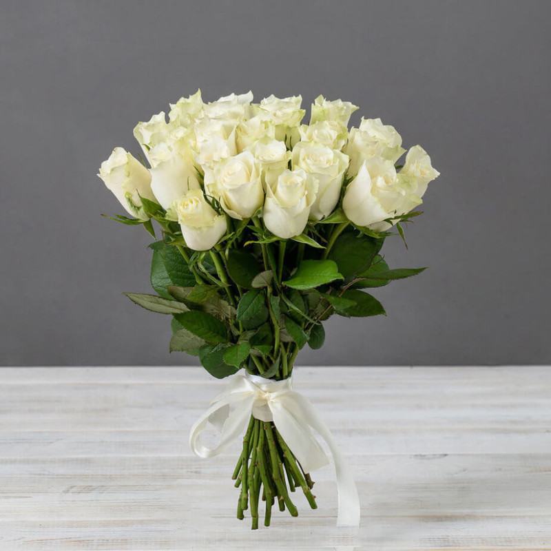Букет из 25 белых кенийских роз, стандартный