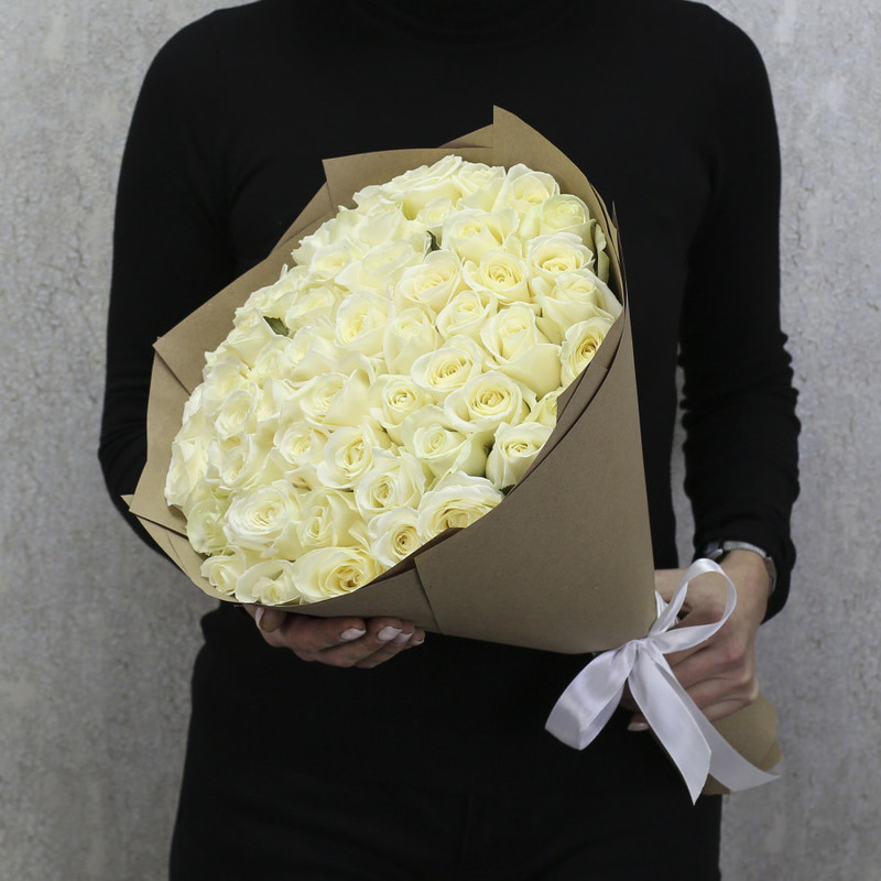 51 белая роза "Аваланч" 40 см в крафт бумаге, стандартный