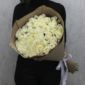 35 белых роз "Аваланч" 80 см в крафт бумаге