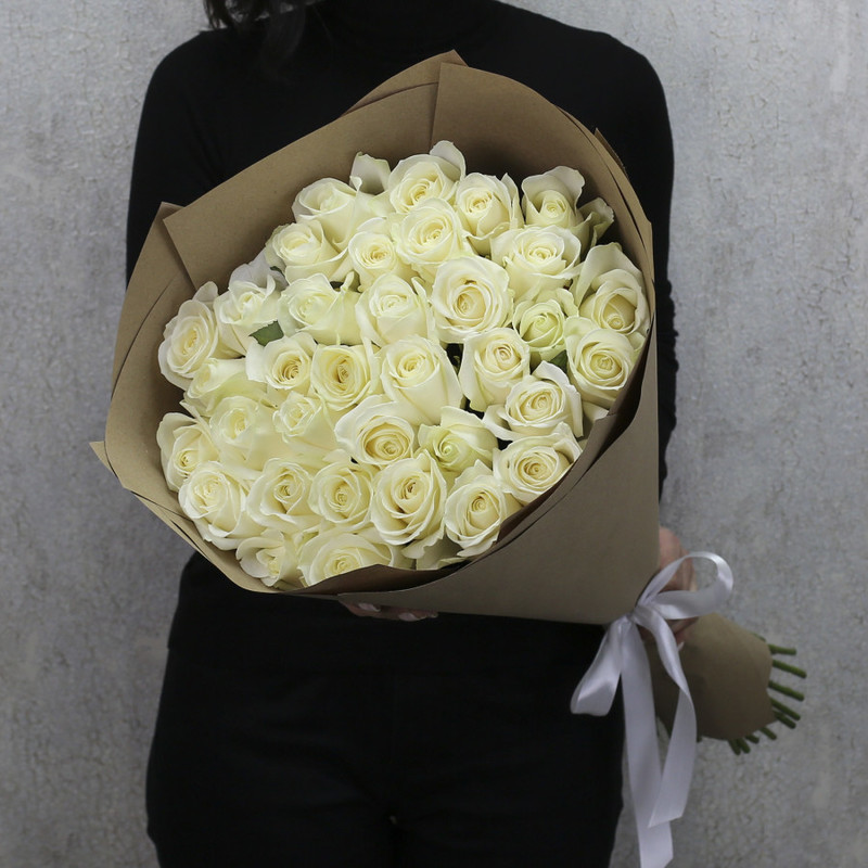 35 белых роз "Аваланч" 80 см в крафт бумаге, стандартный