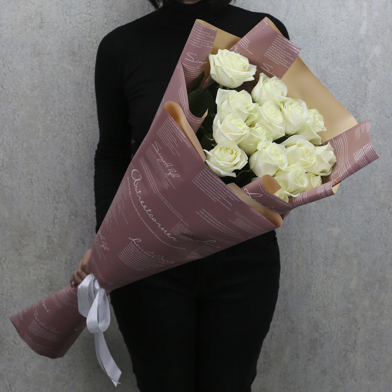 15 белых роз "Аваланч" 80 см в дизайнерской упаковке, стандартный
