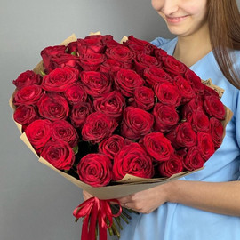 Букет из 51 красной розы в крафте 50 см