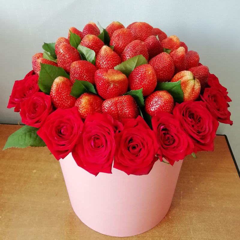 Strawberries in roses, standart