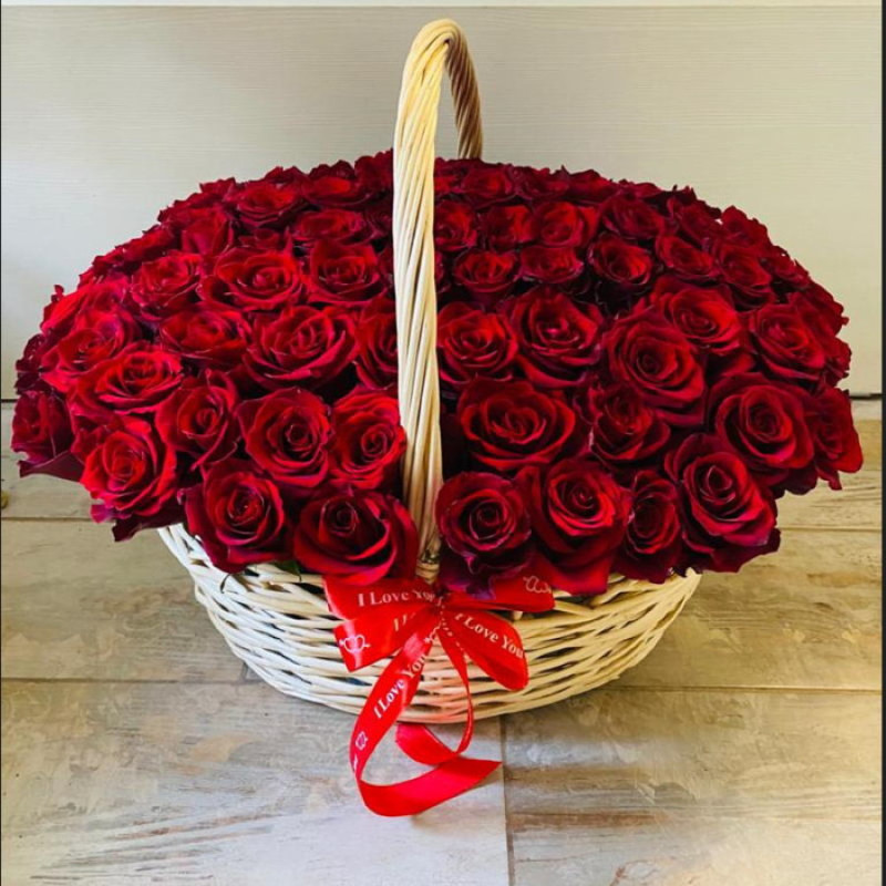 Red roses in a basket, standart
