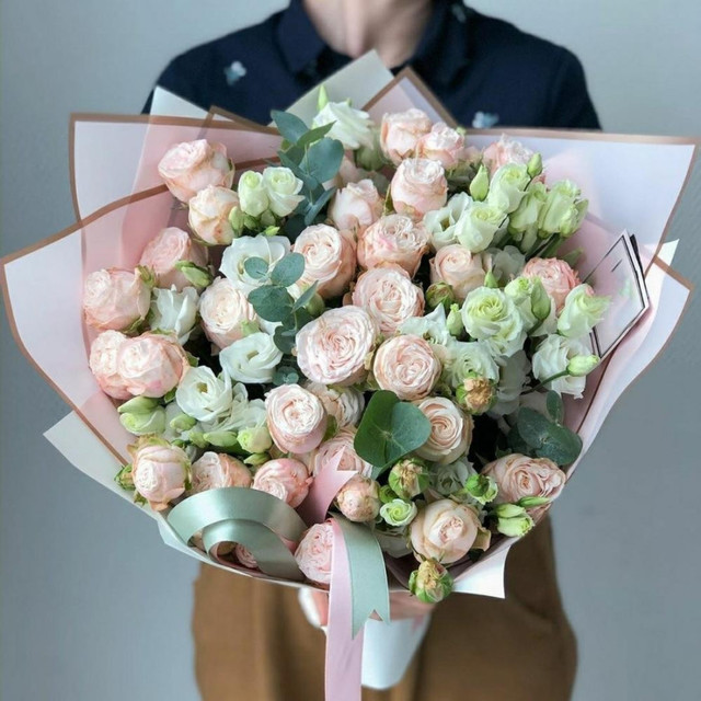 Bouquet of spray peony roses and eustoma, standart