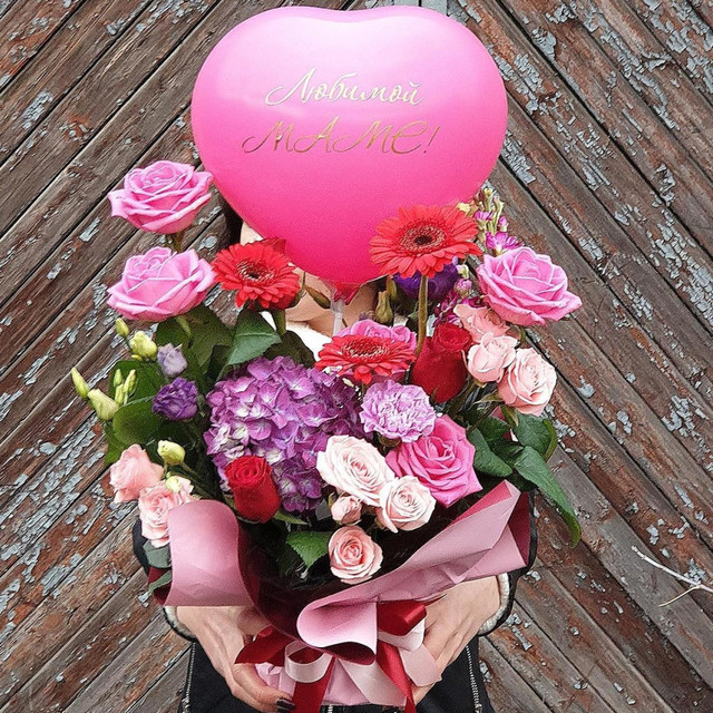 Подарочная композиция Маме из гортензии, роз и минигербер с шариком, стандартный