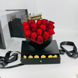 Розы в коробке с конфетами для мамы