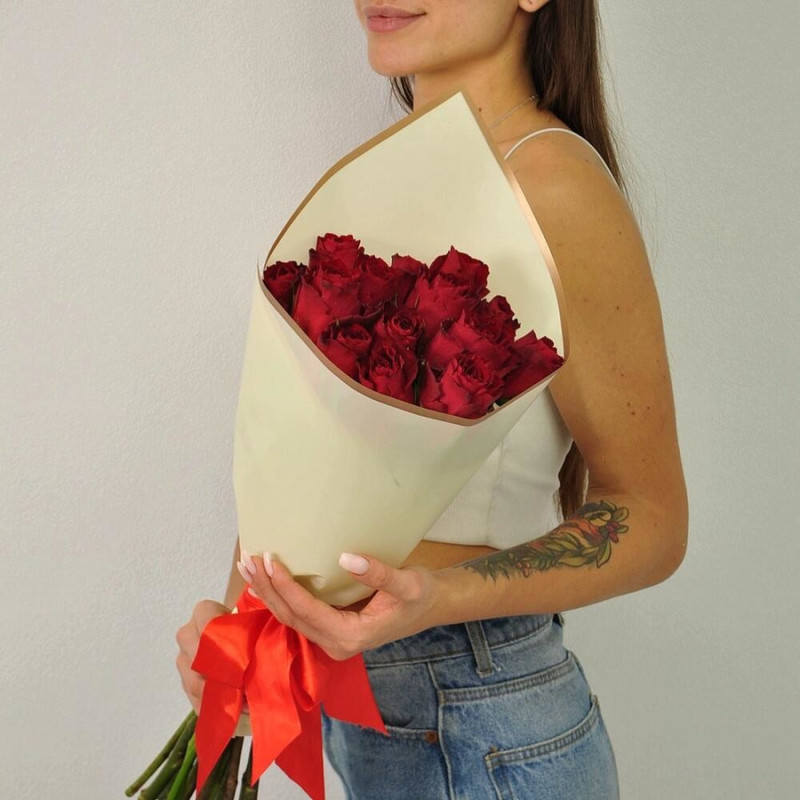 Букет из 15 красных роз в дизайнерском оформлении 50 см, стандартный