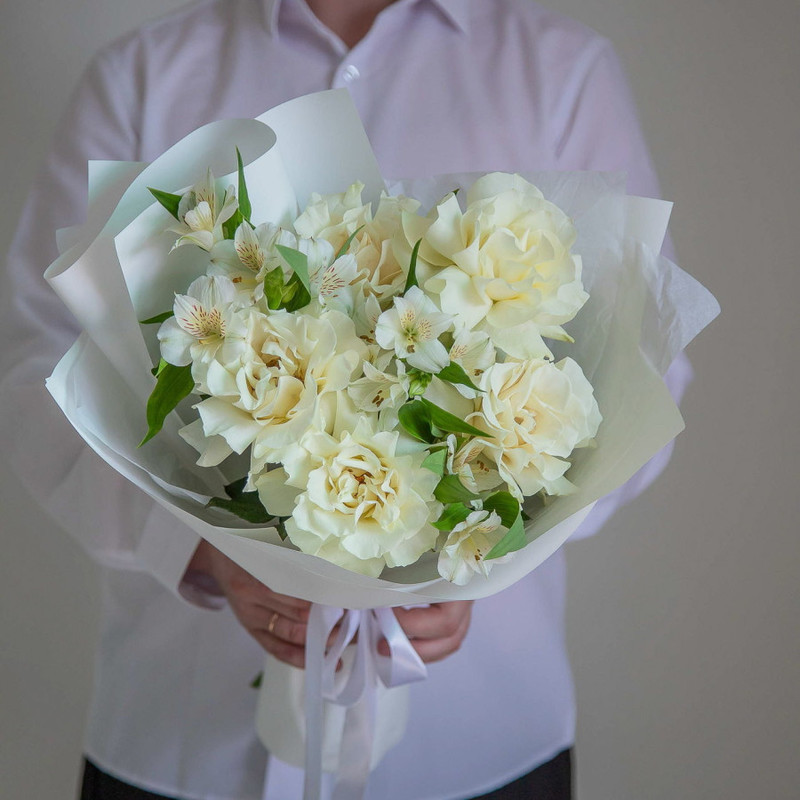 Bouquet of French roses and alstroemeria, standart