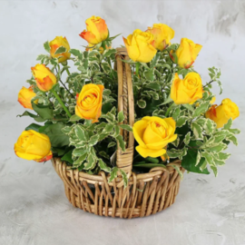 15 желтых роз 40 см в корзине