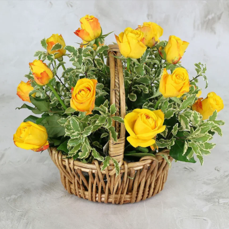 15 yellow roses 40 cm in a basket, standart