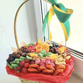 Gift basket with dried fruits