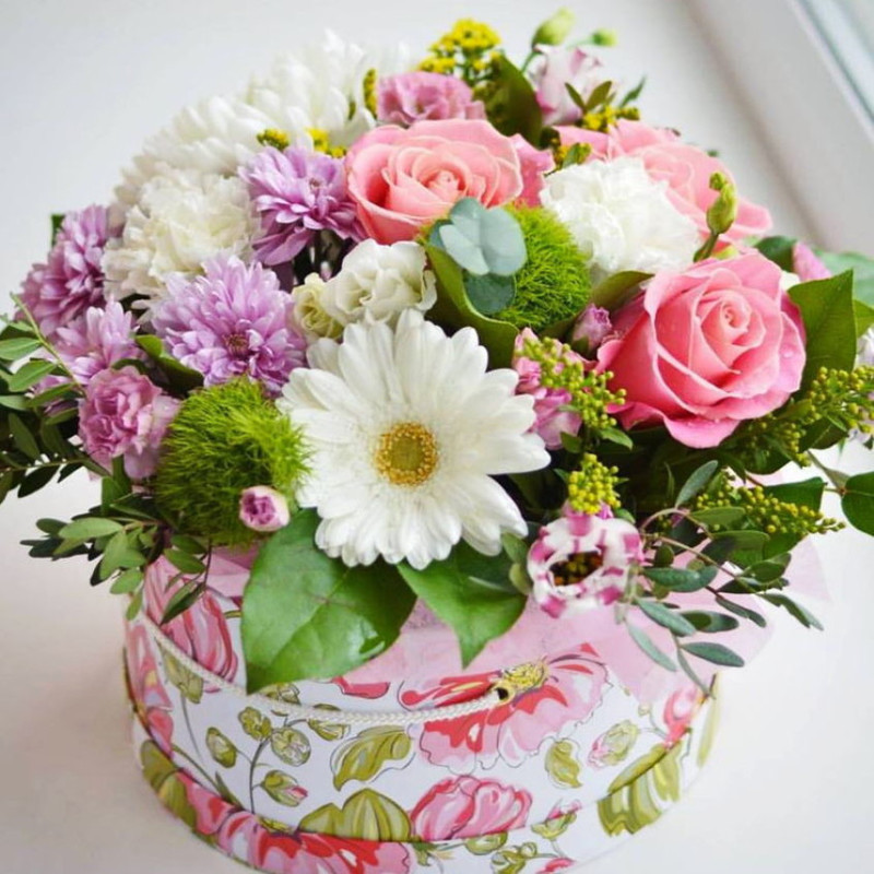 Box with roses and gerberas, standart