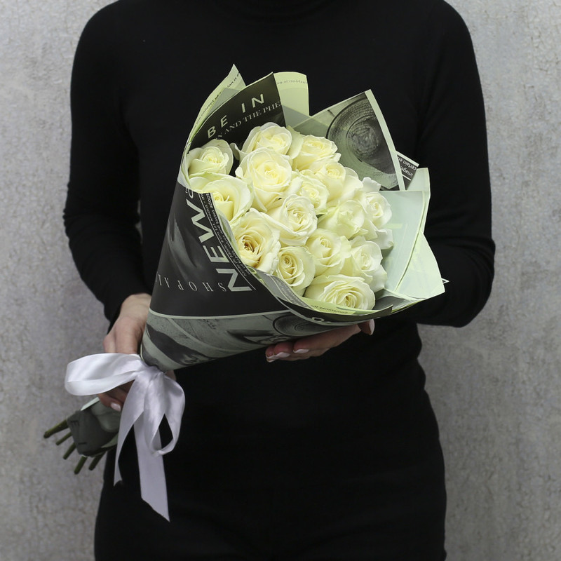 15 белых роз "Аваланч" 50 см в дизайнерской упаковке, стандартный