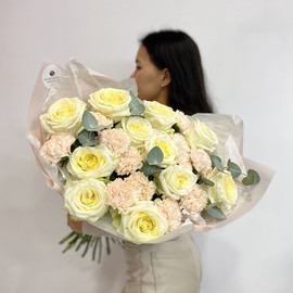 Большой букет с белыми пионовидными розами и Диантусами