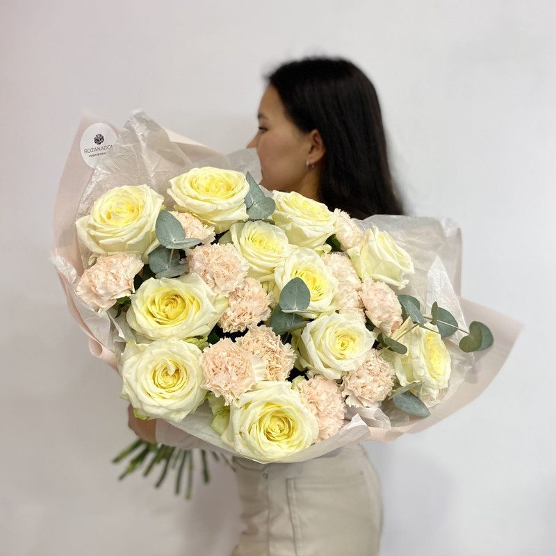 Большой букет с белыми пионовидными розами и Диантусами, стандартный