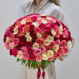 Букет красочных роз
