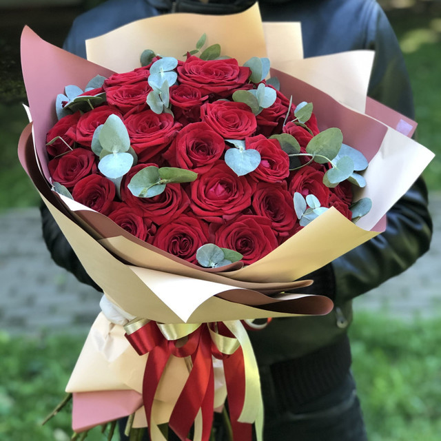 35 чарующих роз Red Naomi с эвкалиптом, стандартный