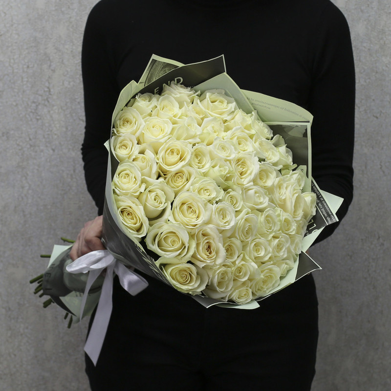 51 белая роза "Аваланч" 50 см в дизайнерской упаковке, стандартный