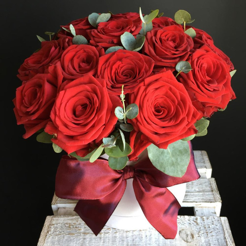 Box with burgundy roses, standart