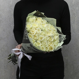 35 белых роз "Аваланч" 50 см в дизайнерской упаковке