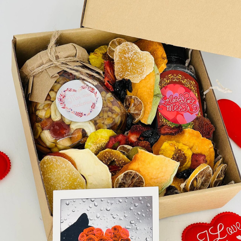Sweet gift set for February 14 with fruit chips and honey, standart
