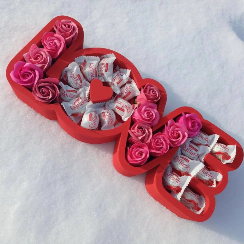Розы из мыла  c конфетами в коробке love на 14 февраля, стандартный