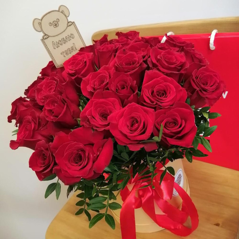 Red roses in a hat box, standart