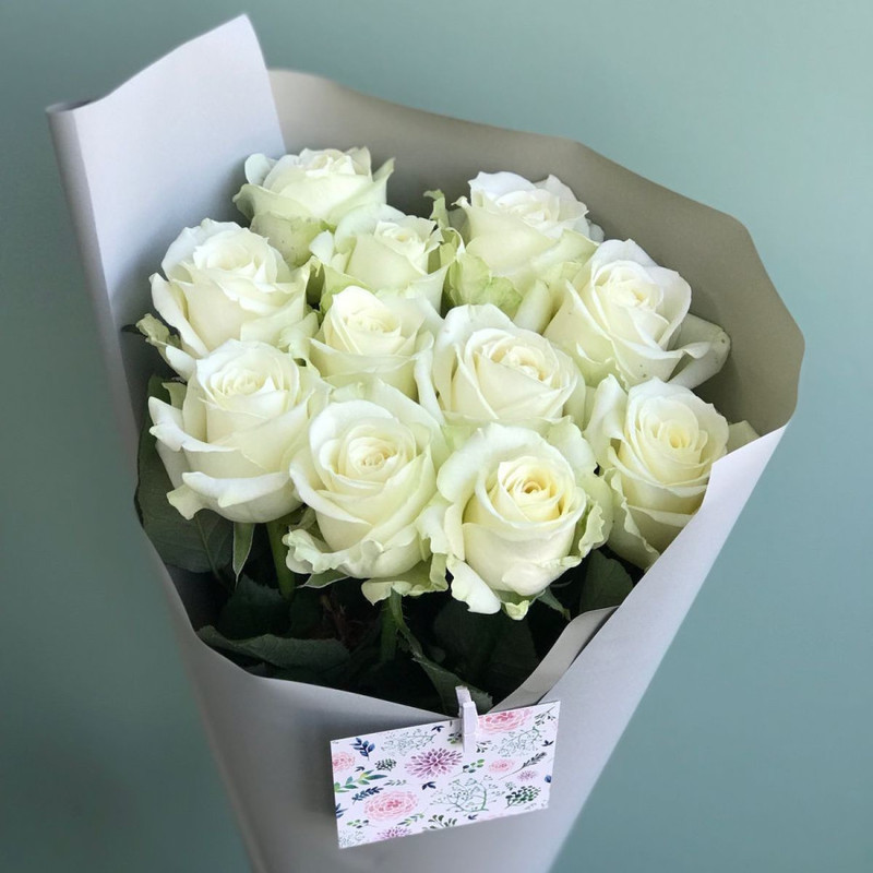 11 белых роз в стильной упаковке, стандартный