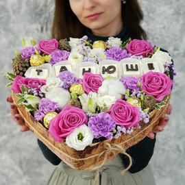 Композиция Танюше из роз, цветов хлопка, шишек и конфет