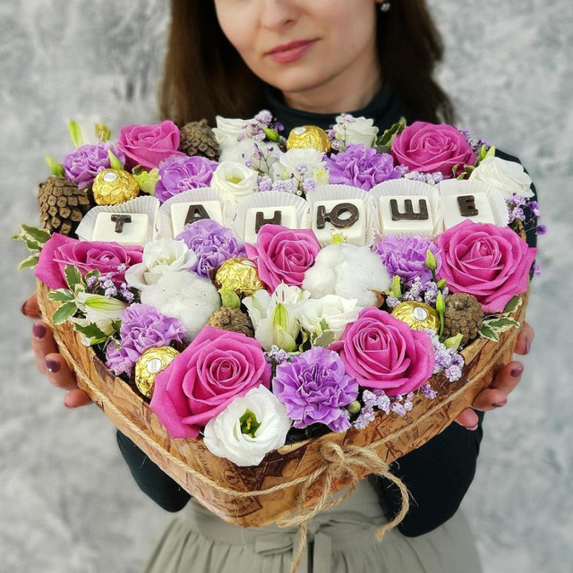 Композиция Танюше из роз, цветов хлопка, шишек и конфет, стандартный
