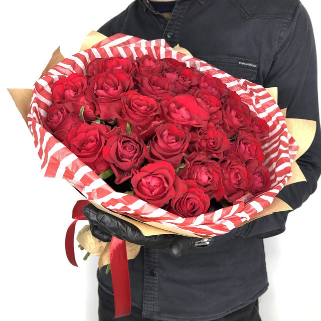 25 Красных роз в стильной упаковке, стандартный