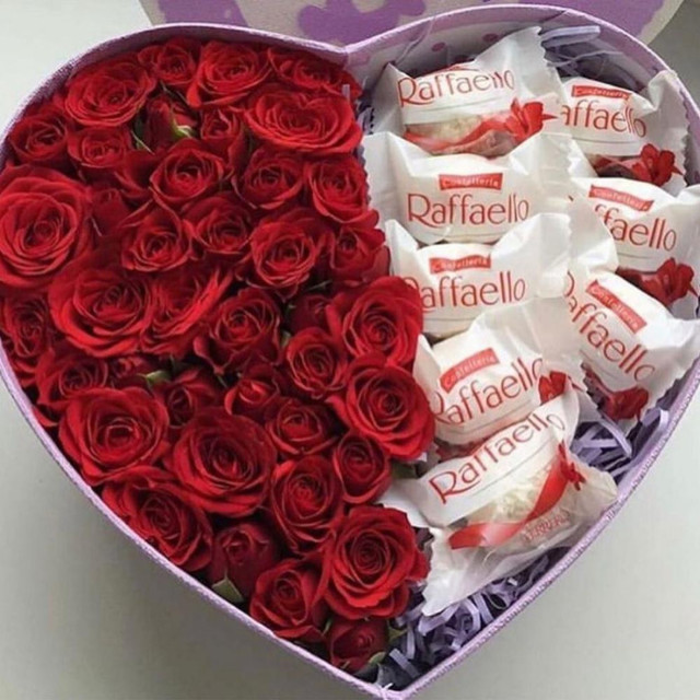 Розы в коробке с конфетами Рафаэлло, стандартный