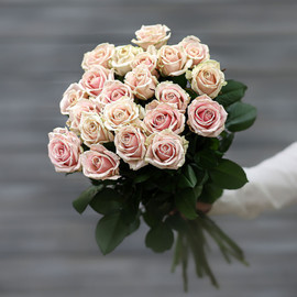Букет из кремово-розовых роз (Россия) с лентой 60 см