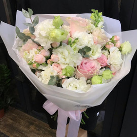 Bouquet of eustoma and roses