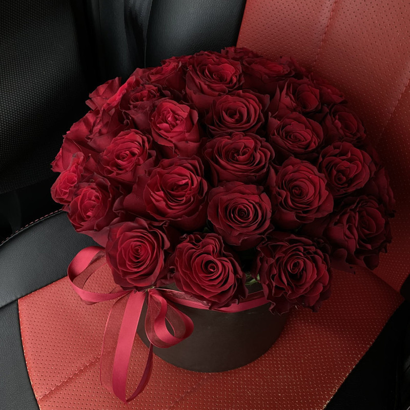 Черная коробка с бордовыми розами, стандартный