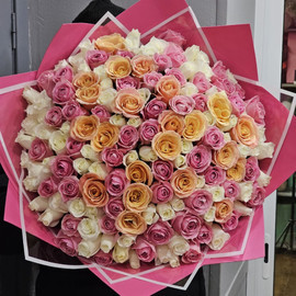 Букет из 151 розы в дизайнерской упаковке
