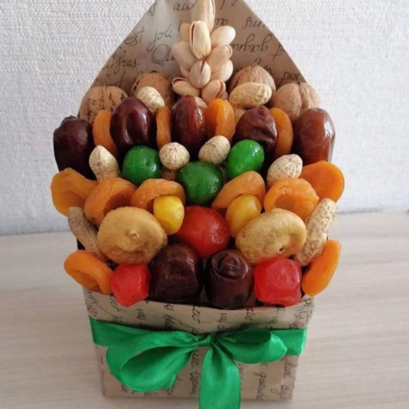 A set of nuts and dried fruits in an envelope, standart