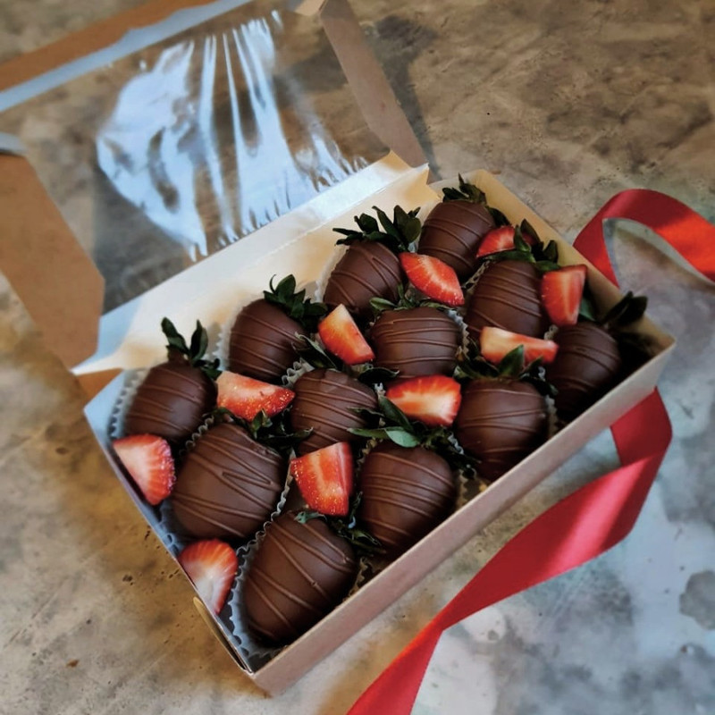 Box of chocolate covered strawberries "Classic", standart